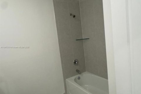 Townhouse in Miami, Florida 3 bedrooms, 170.2 sq.m. № 1845608 - photo 19
