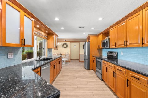 House in Plantation, Florida 4 bedrooms, 210.14 sq.m. № 2261571 - photo 12