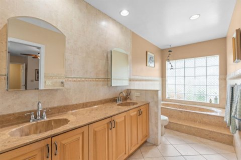 House in Plantation, Florida 4 bedrooms, 210.14 sq.m. № 2261571 - photo 19