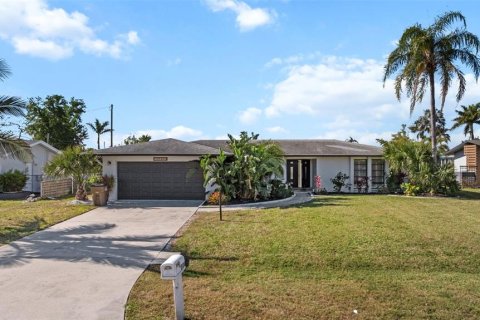 Villa ou maison à louer à Cape Coral, Floride: 3 chambres, 168.9 m2 № 1747258 - photo 1