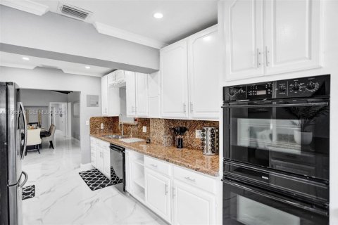 Купить виллу или дом в Лайтхаус-Пойнт, Флорида 6 спален, 264.4м2, № 2011766 - фото 18