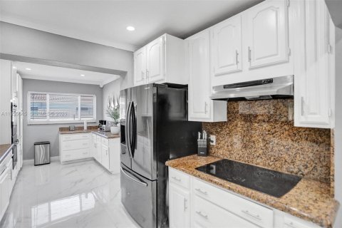 Купить виллу или дом в Лайтхаус-Пойнт, Флорида 6 спален, 264.4м2, № 2011766 - фото 16