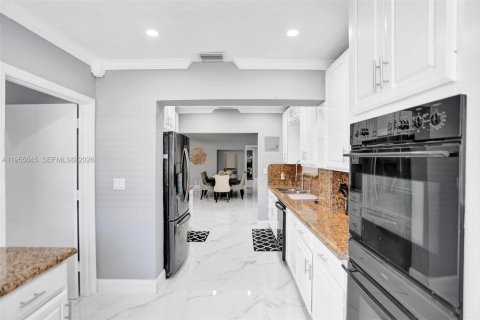 Купить виллу или дом в Лайтхаус-Пойнт, Флорида 6 спален, 264.4м2, № 2011766 - фото 19