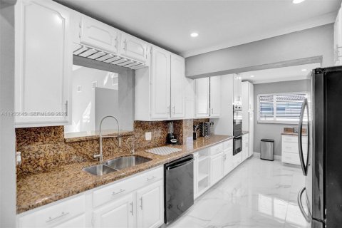 Купить виллу или дом в Лайтхаус-Пойнт, Флорида 6 спален, 264.4м2, № 2011766 - фото 15