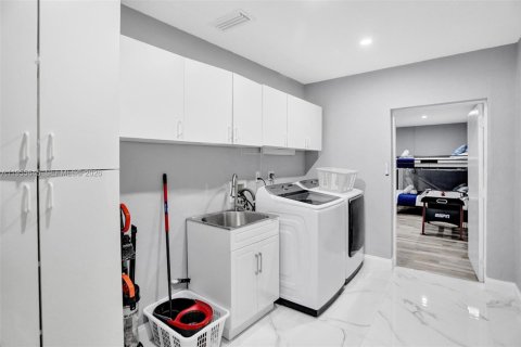 Купить виллу или дом в Лайтхаус-Пойнт, Флорида 6 спален, 264.4м2, № 2011766 - фото 29