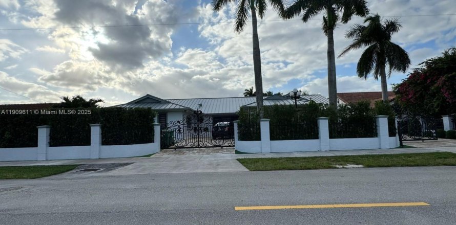 Casa en Miami, Florida 4 dormitorios, 361.48 m2 № 1966001