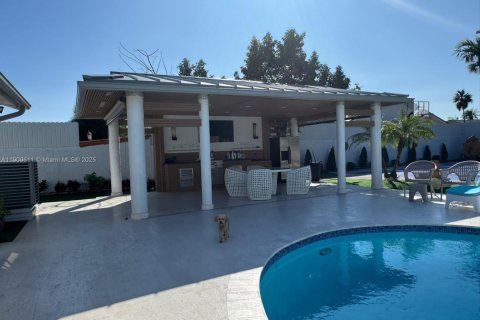 Casa en venta en Miami, Florida, 4 dormitorios, 361.48 m2 № 1966001 - foto 8