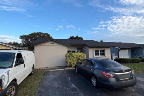 House in Miami, Florida 2 bedrooms, 107.02 sq.m. № 2046474 - photo 2