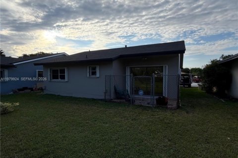 House in Miami, Florida 2 bedrooms, 107.02 sq.m. № 2046474 - photo 3