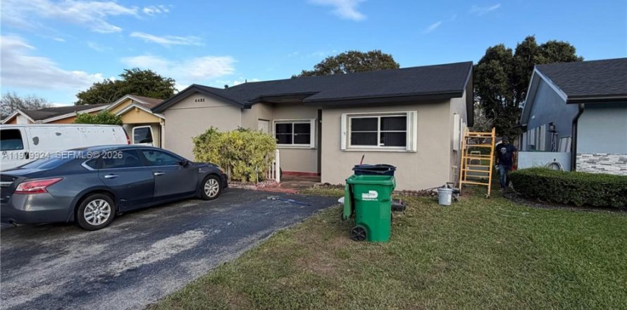 House in Miami, Florida 2 bedrooms, 107.02 sq.m. № 2046474