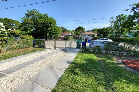 Terrain à vendre à Miami, Floride № 1985230 - photo 2