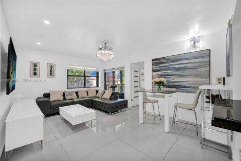 Condominio en Hialeah, Florida, 2 dormitorios  № 2078523