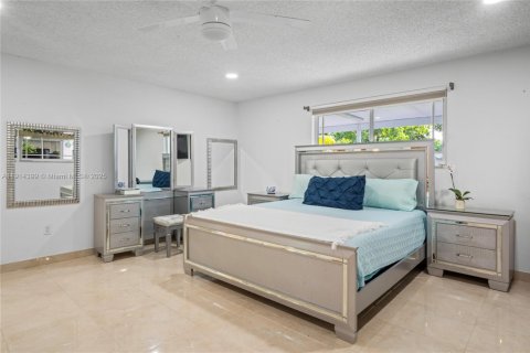 House in Miami, Florida 3 bedrooms, 243.22 sq.m. № 1970436 - photo 6