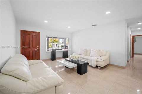 House in Miami, Florida 3 bedrooms, 243.22 sq.m. № 1970436 - photo 24