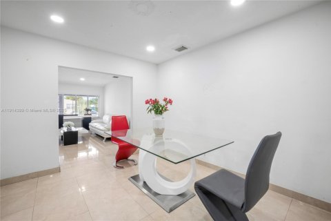 House in Miami, Florida 3 bedrooms, 243.22 sq.m. № 1970436 - photo 16