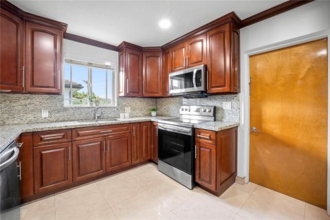 House in Miami, Florida 3 bedrooms, 243.22 sq.m. № 1970436 - photo 23