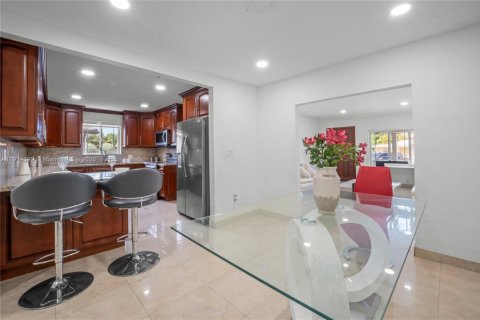 House in Miami, Florida 3 bedrooms, 243.22 sq.m. № 1970436 - photo 18