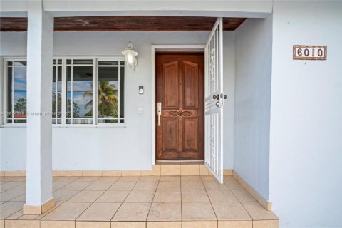 House in Miami, Florida 3 bedrooms, 243.22 sq.m. № 1970436 - photo 12