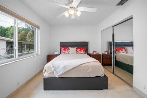 House in Miami, Florida 3 bedrooms, 243.22 sq.m. № 1970436 - photo 28