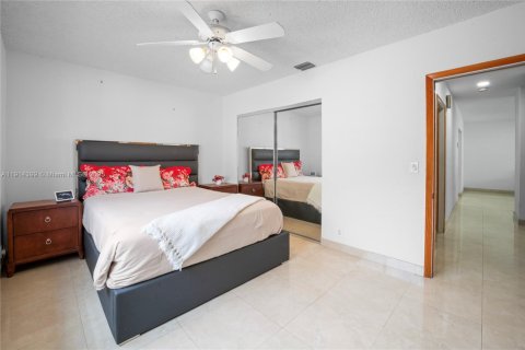 House in Miami, Florida 3 bedrooms, 243.22 sq.m. № 1970436 - photo 30