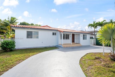 House in Miami, Florida 3 bedrooms, 243.22 sq.m. № 1970436 - photo 1