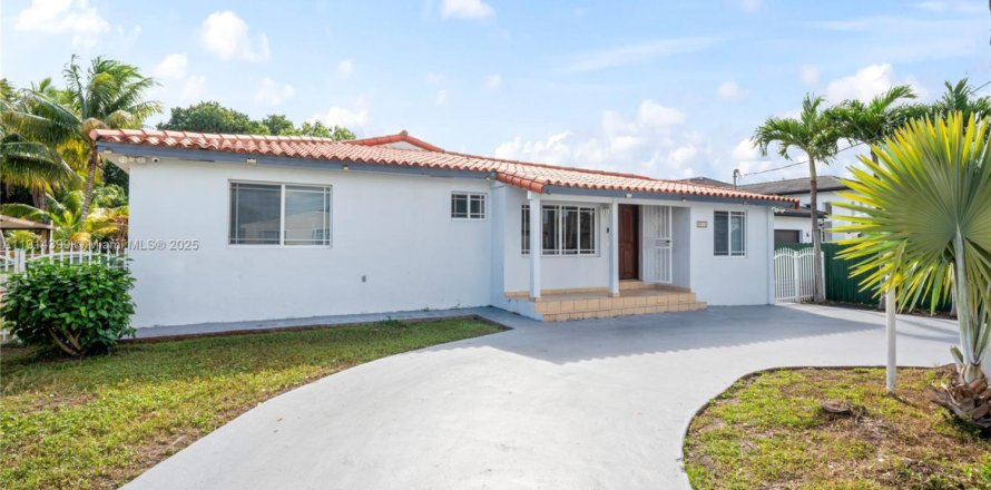 House in Miami, Florida 3 bedrooms, 243.22 sq.m. № 1970436