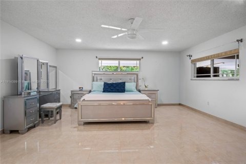 House in Miami, Florida 3 bedrooms, 243.22 sq.m. № 1970436 - photo 7
