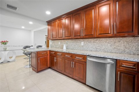 House in Miami, Florida 3 bedrooms, 243.22 sq.m. № 1970436 - photo 22