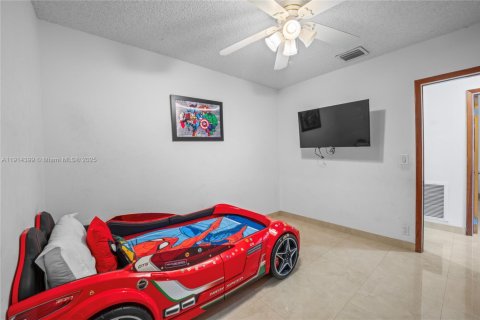 House in Miami, Florida 3 bedrooms, 243.22 sq.m. № 1970436 - photo 5