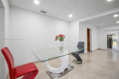 House in Miami, Florida 3 bedrooms, 243.22 sq.m. № 1970436 - photo 17