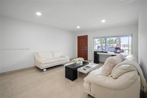 House in Miami, Florida 3 bedrooms, 243.22 sq.m. № 1970436 - photo 15