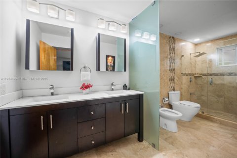 House in Miami, Florida 3 bedrooms, 243.22 sq.m. № 1970436 - photo 9