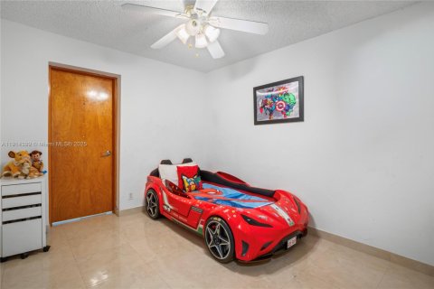 House in Miami, Florida 3 bedrooms, 243.22 sq.m. № 1970436 - photo 3