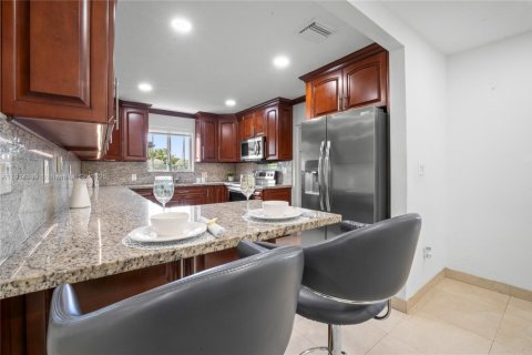 House in Miami, Florida 3 bedrooms, 243.22 sq.m. № 1970436 - photo 21