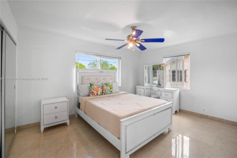 House in Miami, Florida 3 bedrooms, 243.22 sq.m. № 1970436 - photo 25