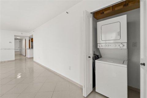 Condo in Miami Beach, Florida, 2 bedrooms  № 1930383 - photo 5