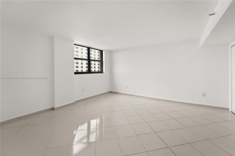 Condo in Miami Beach, Florida, 2 bedrooms  № 1930383 - photo 17