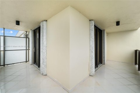 Condo in Miami Beach, Florida, 2 bedrooms  № 1930383 - photo 12
