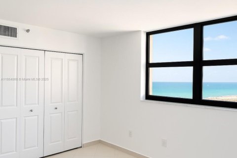 Condo in Miami Beach, Florida, 2 bedrooms  № 1930383 - photo 15