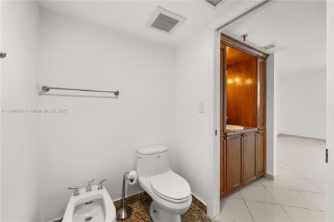 Condo in Miami Beach, Florida, 2 bedrooms  № 1930383 - photo 13
