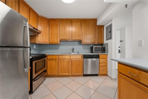 Condo in Miami Beach, Florida, 2 bedrooms  № 1930383 - photo 11