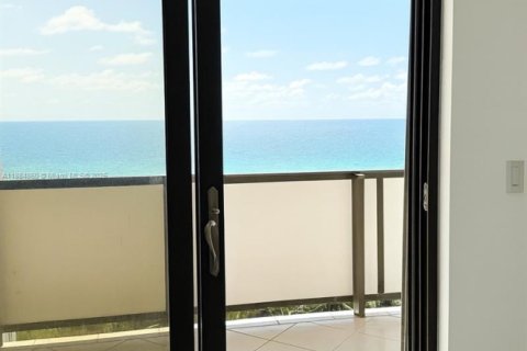 Condo in Miami Beach, Florida, 2 bedrooms  № 1930383 - photo 1
