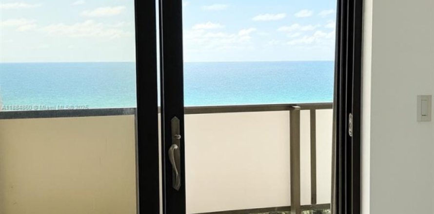 Condo in Miami Beach, Florida, 2 bedrooms № 1930383