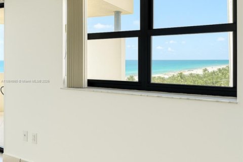 Condo in Miami Beach, Florida, 2 bedrooms  № 1930383 - photo 7