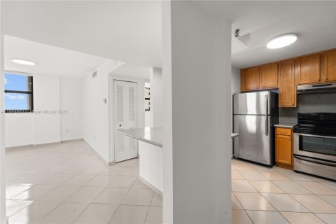 Condo in Miami Beach, Florida, 2 bedrooms  № 1930383 - photo 9