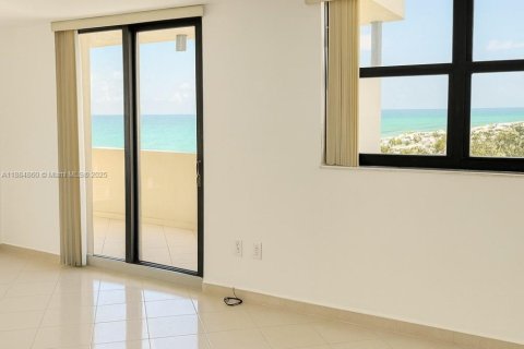 Condo in Miami Beach, Florida, 2 bedrooms  № 1930383 - photo 2