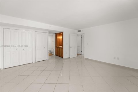 Condo in Miami Beach, Florida, 2 bedrooms  № 1930383 - photo 16