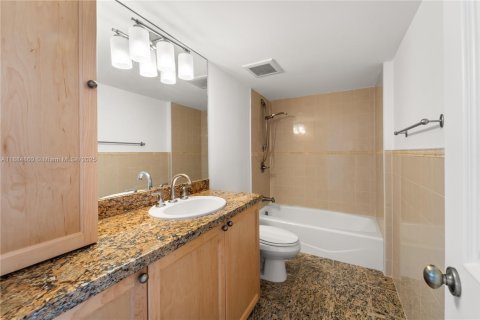 Condo in Miami Beach, Florida, 2 bedrooms  № 1930383 - photo 14