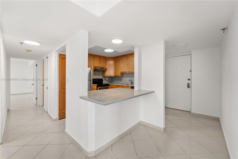 Condo in Miami Beach, Florida, 2 bedrooms  № 1930383 - photo 10