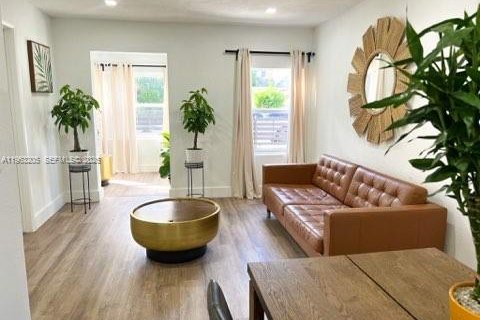 House in Miami, Florida 3 bedrooms, 137.03 sq.m. № 2026824 - photo 7